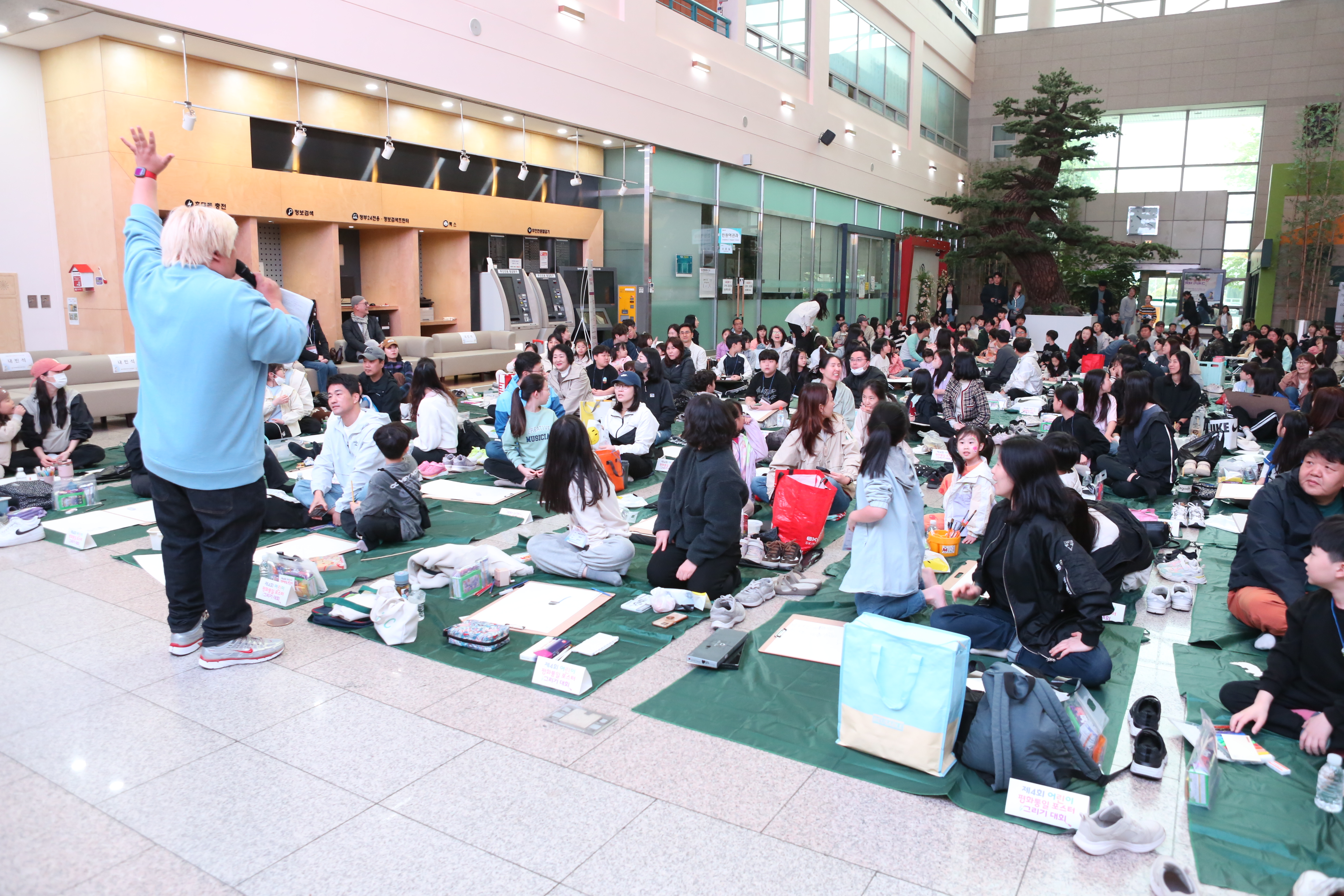 민주평화통일자문회의 연수구협의회는 지난 3일 구청 1층 송죽원에서 어린이날을 기념하고 통일에 관한 관심을 높이기 위해 제4회 어린이 평화통일 포스터 그리기 대회를 개최했다